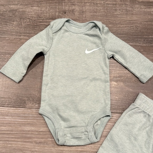 Nike Infant Gray Outfit Set - Picture 3 of 3